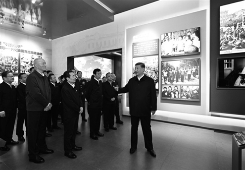 9月24日上午,中共中央总书记、国家主席、中央军委主席习近平在乌鲁木齐文化中心展览馆参观新疆维吾尔自治区成立70周年主题成就展。本版图片均由新华社发